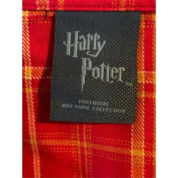 ❤️Women’s Plus Harry Potter Hot Topic  Collection Gryffindor Shirt - Picture 2 of 5